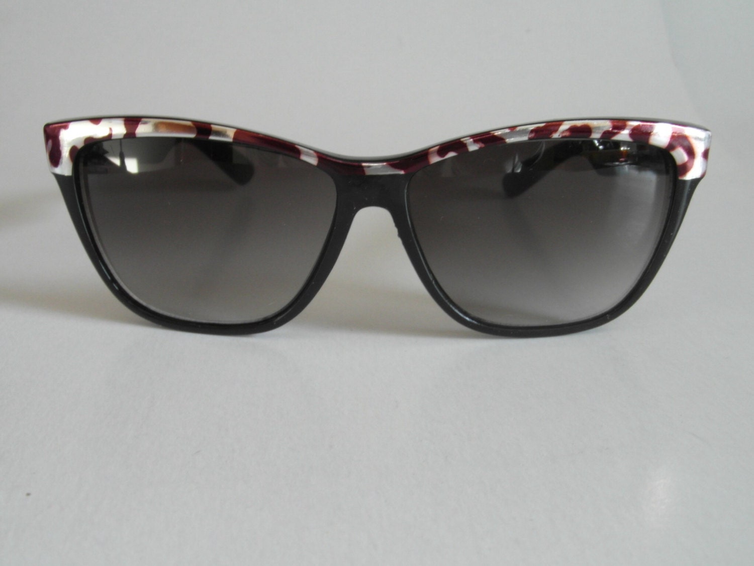Vintage Glänzende Schwarz & Silberne Schildpatt Brow-Line Rechteckige Sonnenbrille Vintage Glänzende Schwarz & Silberne Schildpatt Brow-Line Rechteckige Sonnenbrille von VintageSilo