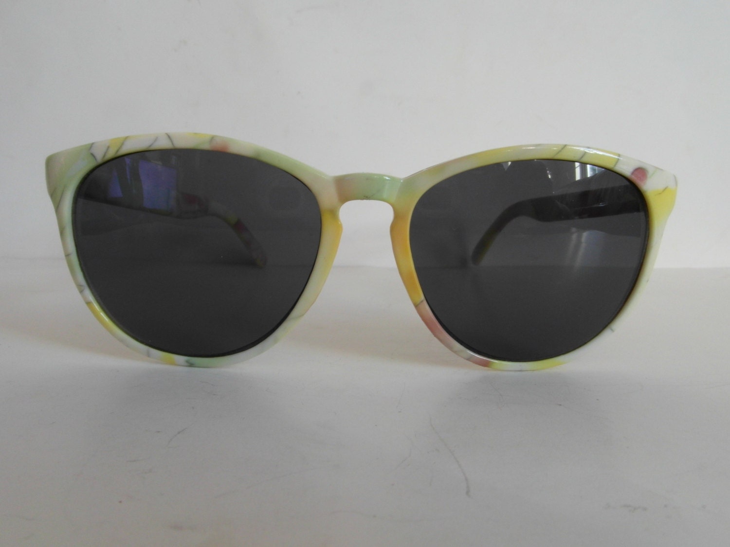 Vintage Grün, Gelb & Pink Auf Weiß Blumenmuster Keyhole Sonnenbrille Vintage Grün, Gelb & Pink Auf Weiß Blumenmuster Keyhole Sonnenbrille von VintageSilo
