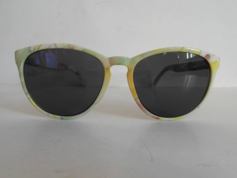 Vintage Grün, Gelb & Pink Auf Weiß Blumenmuster Keyhole Sonnenbrille Vintage Grün, Gelb & Pink Auf Weiß Blumenmuster Keyhole Sonnenbrille von VintageSilo
