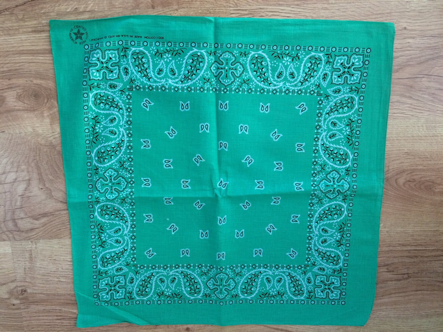 Vintage Grün, Schwarz & Weiß Bandana Vintage Grün, Schwarz & Weiß Bandana von VintageSilo