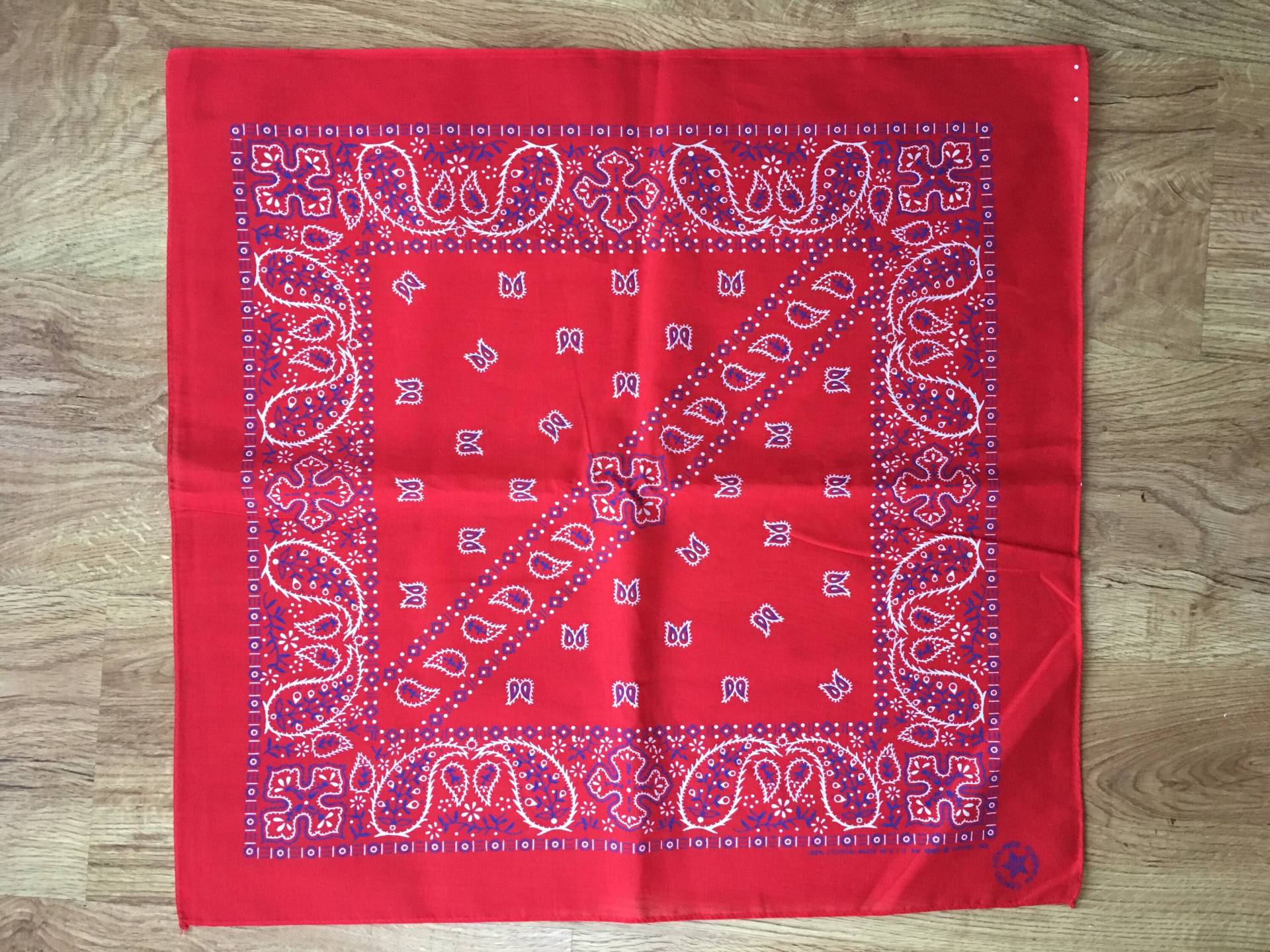 Vintage Kirschrote, Blaue Und Weisse Hundehalstücher Vintage Kirschrote, Blaue Und Weisse Hundehalstücher von VintageSilo