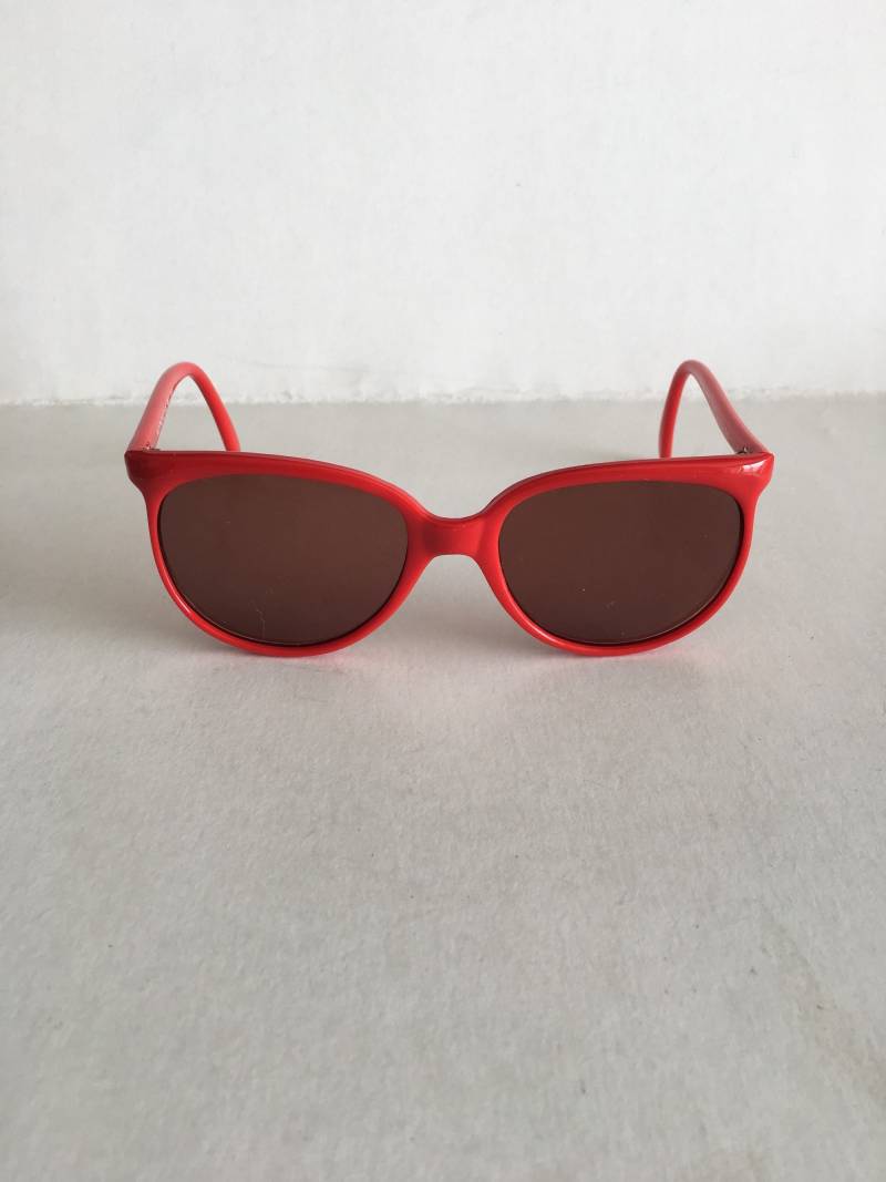 Vintage Kirschrote Kinder-Sonnenbrille in D-Form von VintageSilo
