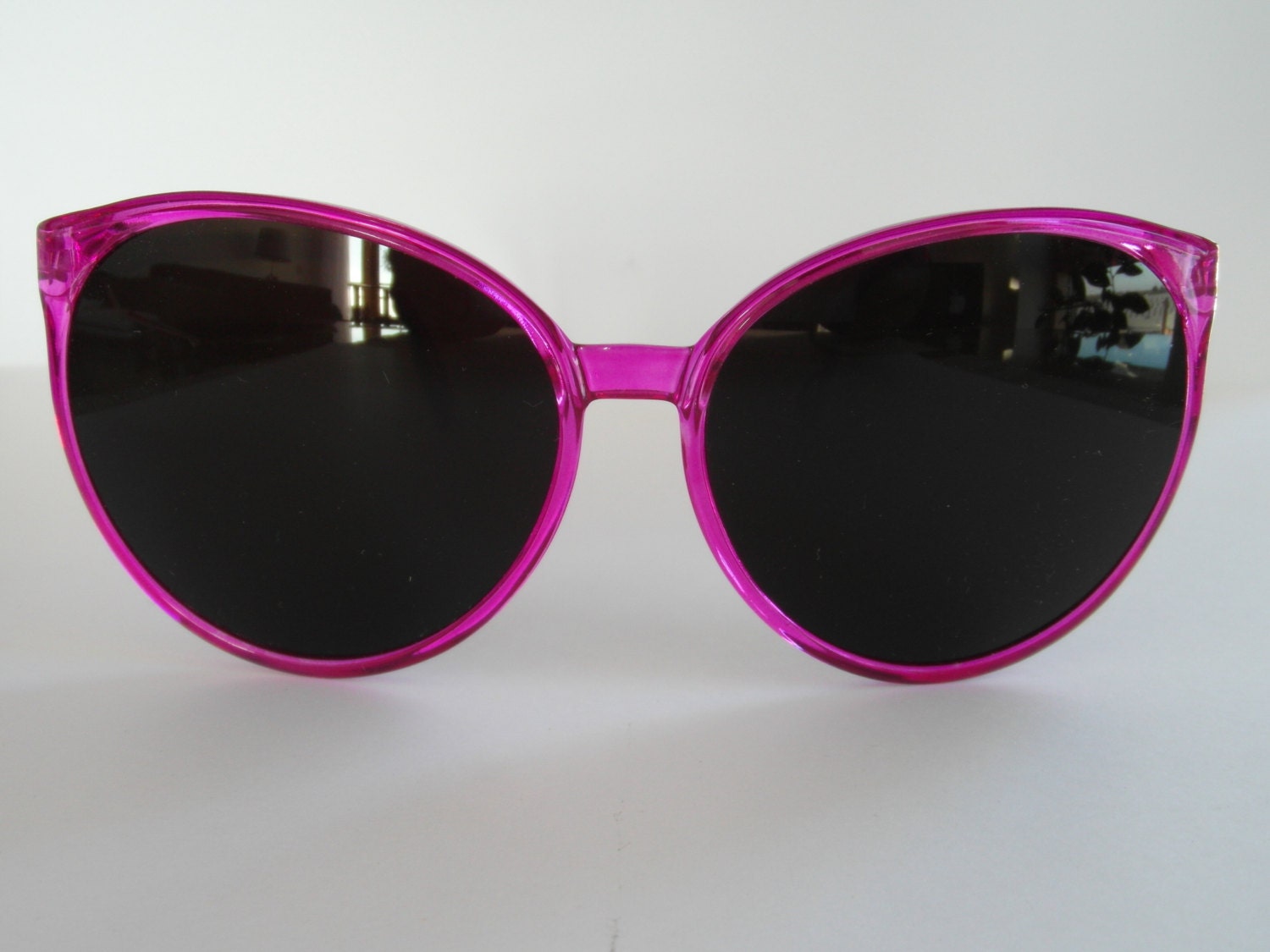 Vintage Lichtdurchlässige Fuchsia Katzenaugen-Sonnenbrille Vintage Lichtdurchlässige Fuchsia Katzenaugen-Sonnenbrille von VintageSilo