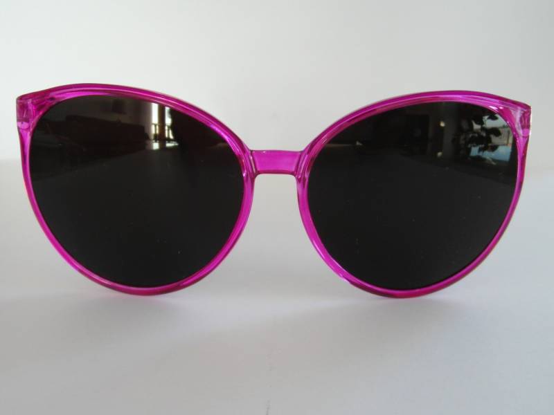 Vintage Lichtdurchlässige Fuchsia Katzenaugen-Sonnenbrille Vintage Lichtdurchlässige Fuchsia Katzenaugen-Sonnenbrille von VintageSilo