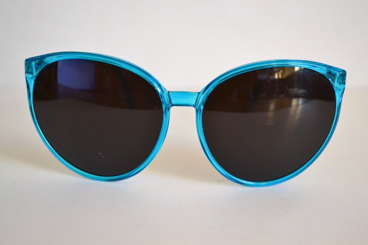 Vintage Lichtdurchlässige Mittlere Mittel Himmelblaue Katzenaugen-Sonnenbrille Vintage Lichtdurchlässige Mittlere Mittel Himmelblaue Katzenaugen-Sonnenbrille von VintageSilo