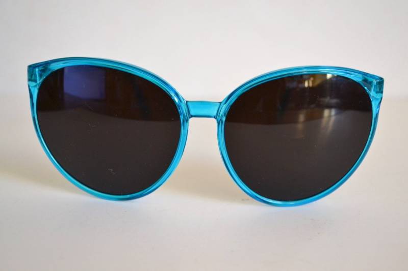 Vintage Lichtdurchlässige Mittlere Mittel Himmelblaue Katzenaugen-Sonnenbrille Vintage Lichtdurchlässige Mittlere Mittel Himmelblaue Katzenaugen-Sonnenbrille von VintageSilo