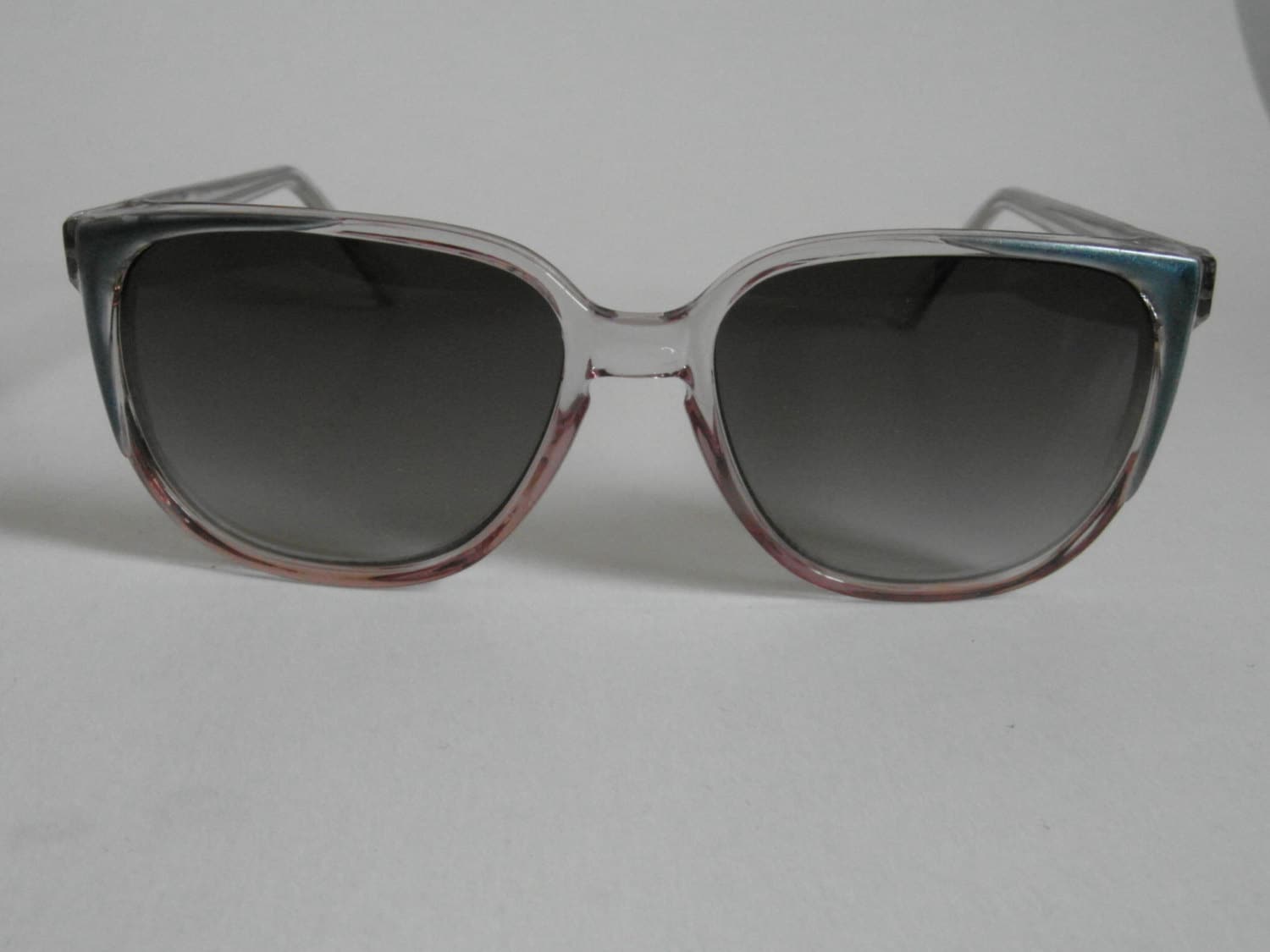 Vintage Light Grey Clear & Metallic Blue Brows Rechteckige Sonnenbrille Vintage Light Grey Clear & Metallic Blue Brows Rechteckige Sonnenbrille von VintageSilo