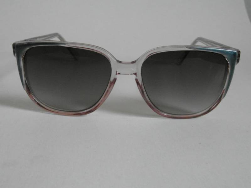 Vintage Light Grey Clear & Metallic Blue Brows Rechteckige Sonnenbrille Vintage Light Grey Clear & Metallic Blue Brows Rechteckige Sonnenbrille von VintageSilo