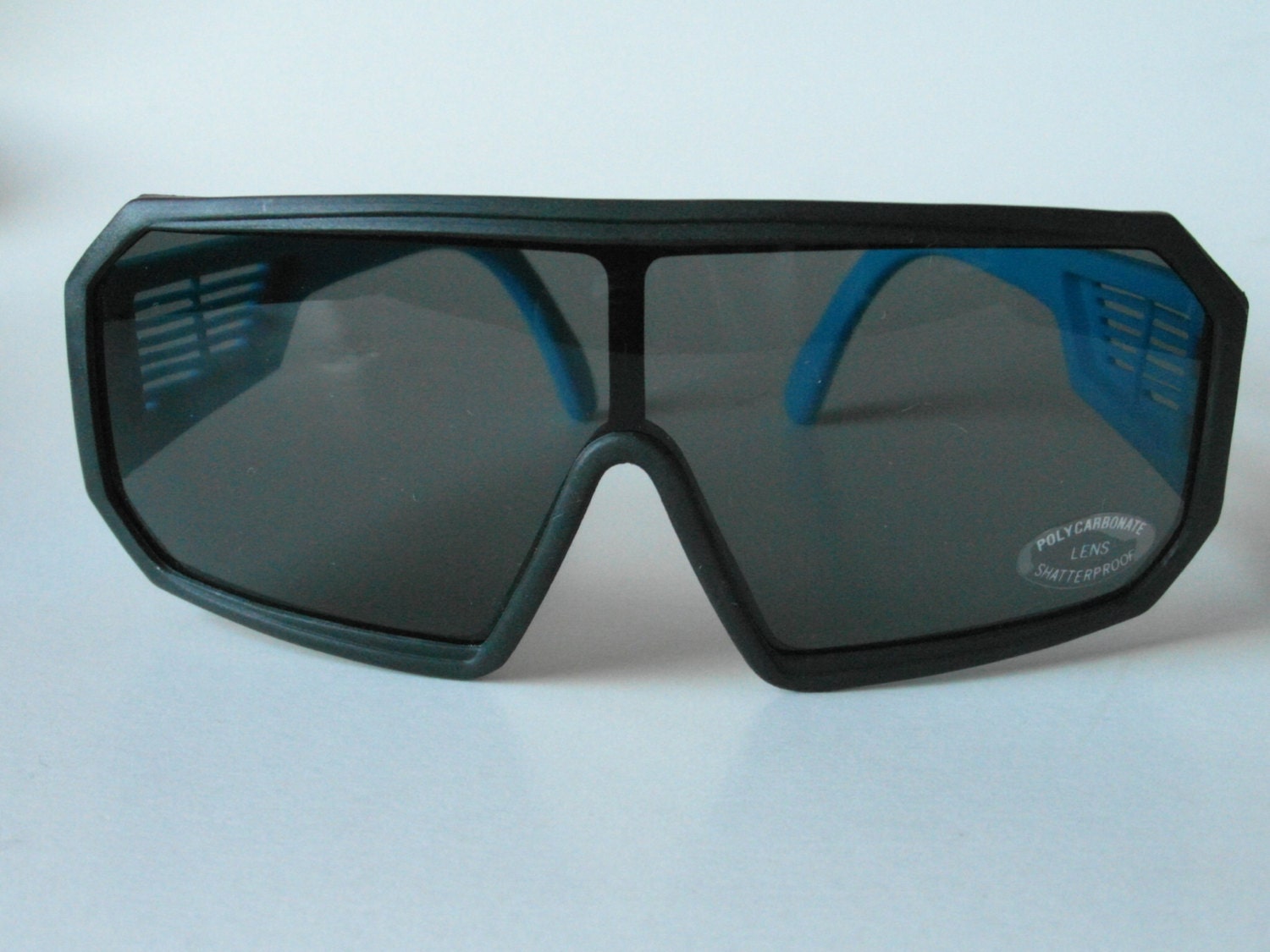 Vintage Matt Schwarz & Blau Sport Schild Sonnenbrille Vintage Matt Schwarz & Blau Sport Schild Sonnenbrille von VintageSilo