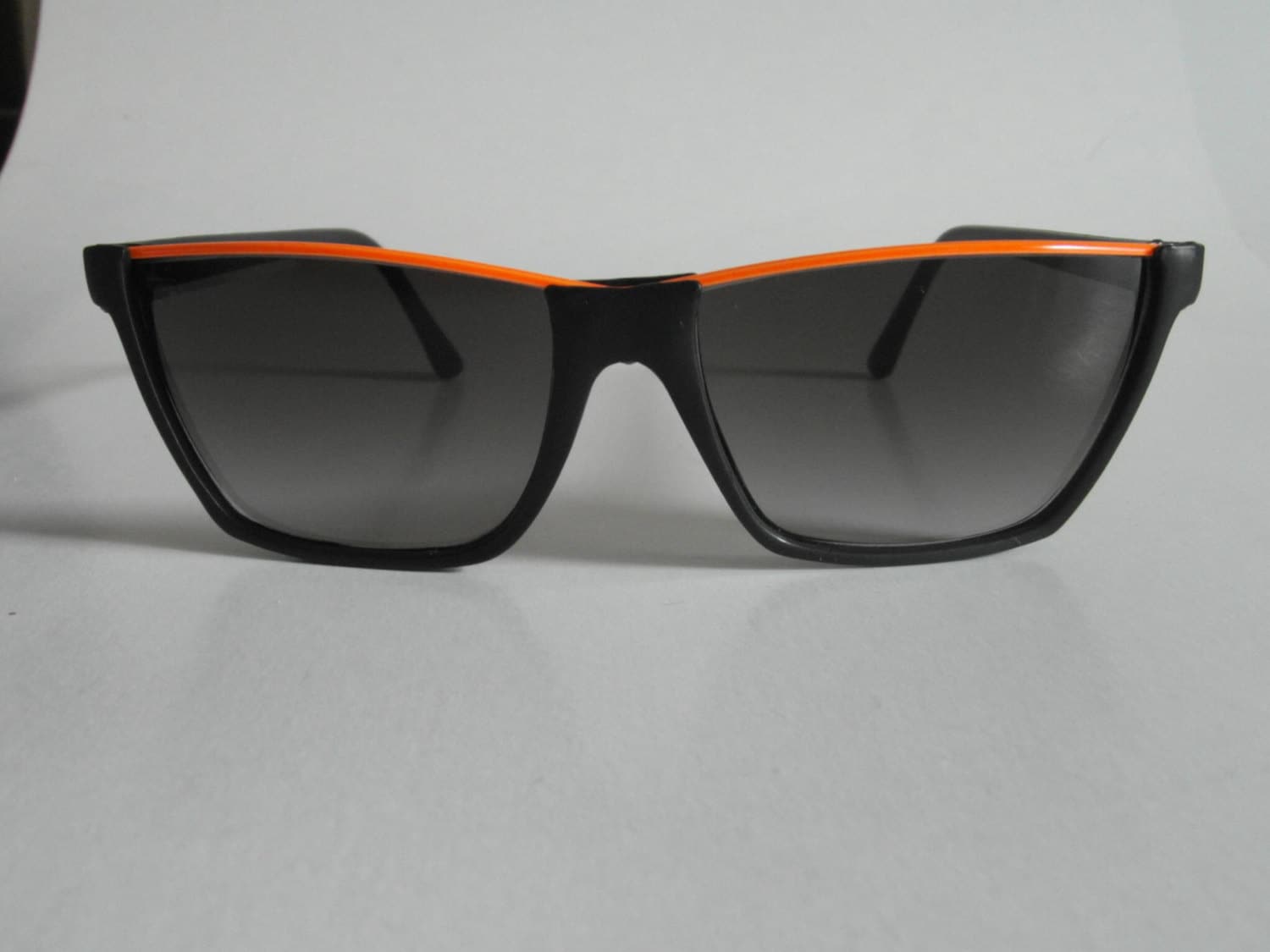 Vintage Matt Schwarz & Neon Orange Browline Sonnenbrille Mit Eckigem Rahmen Vintage Matt Schwarz & Neon Orange Browline Sonnenbrille Mit Eckigem Rahmen von VintageSilo