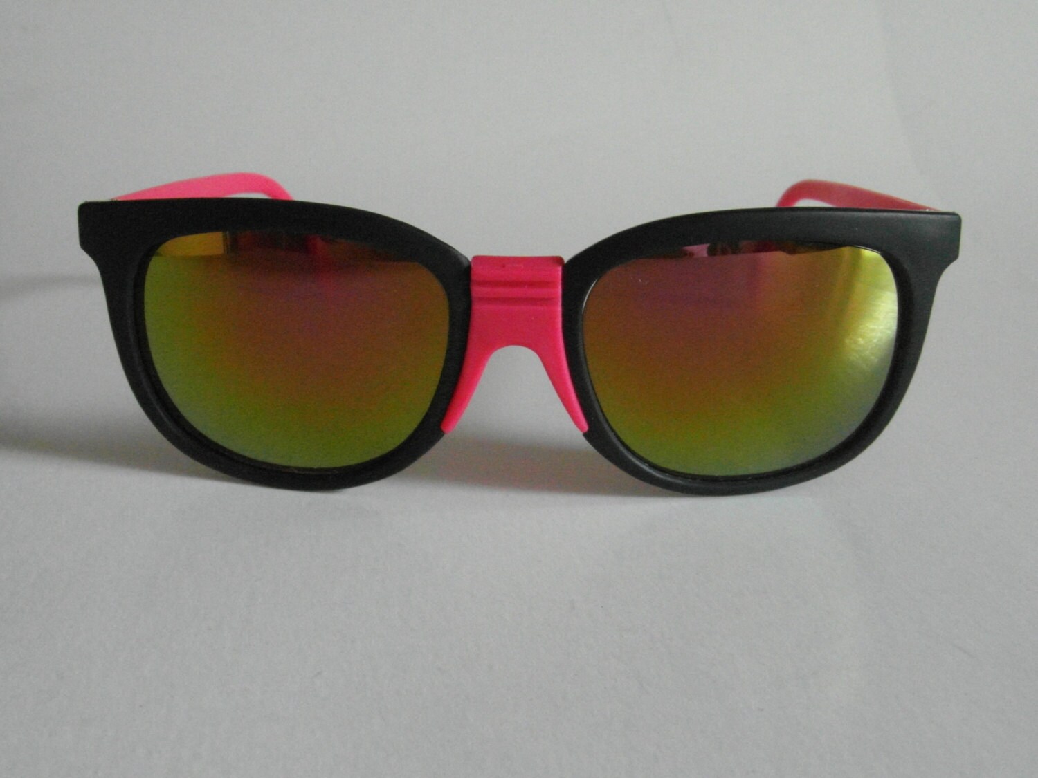 Vintage Matt Schwarz & Pink | Gelbe Spiegelgläser Sonnenbrille Mit Abgerundetem Rahmen Vintage Matt Schwarz & Pink | Gelbe Spiegelgläser Sonnenbrille Mit Abgerundetem Rahmen von VintageSilo