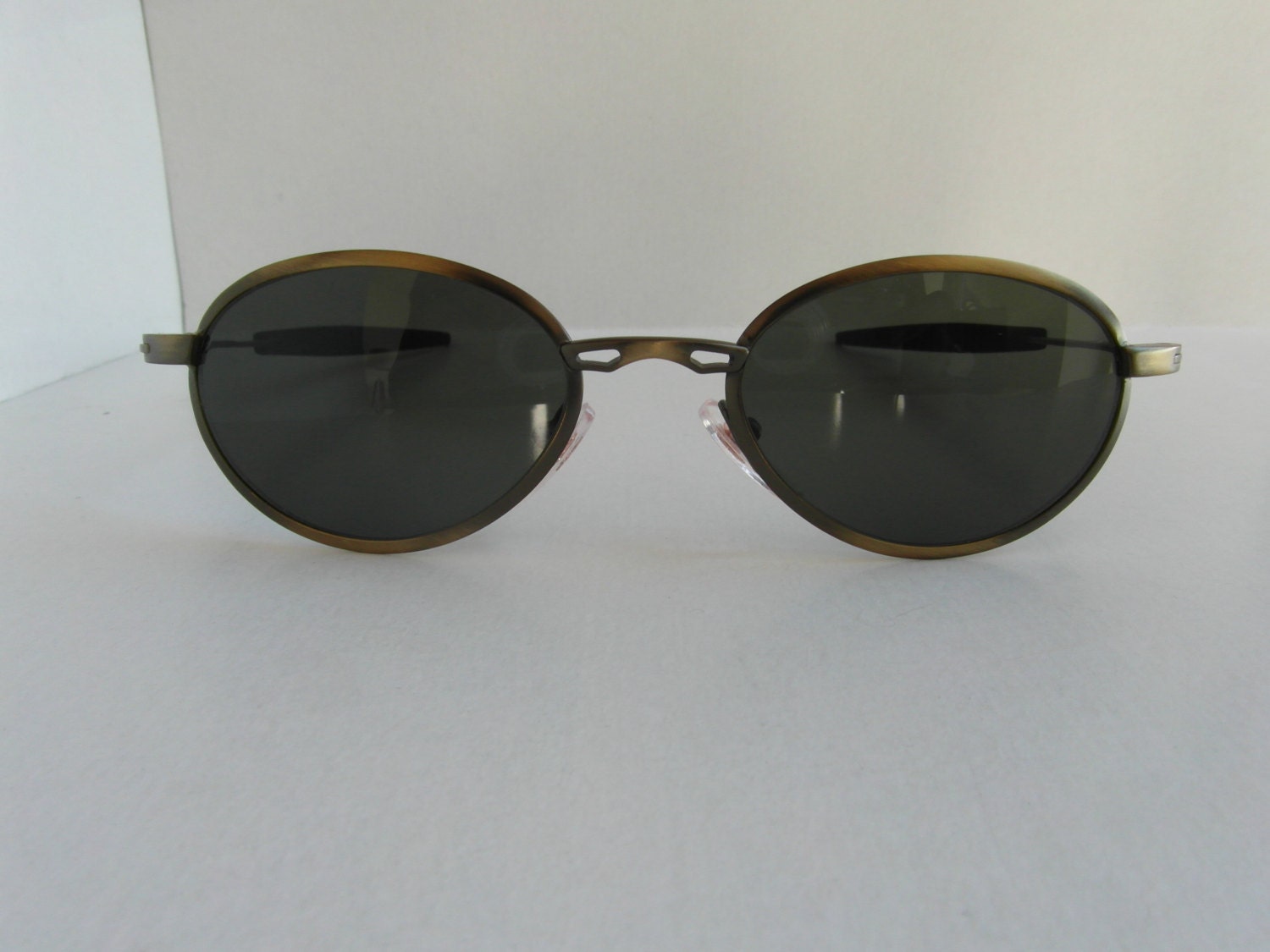 Vintage Messing Geschwärzt Oval Sonnenbrille Vintage Messing Geschwärzt Oval Sonnenbrille von VintageSilo