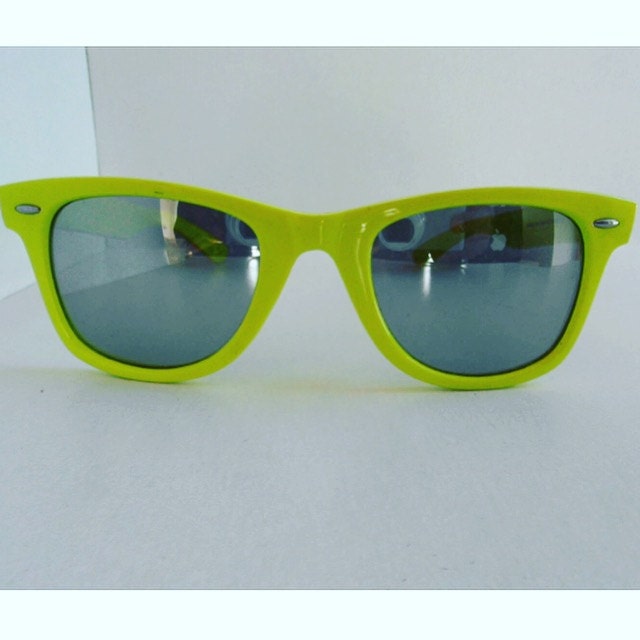 Vintage Neon Gelbe Wayfarer Sonnenbrille Vintage Neon Gelbe Wayfarer Sonnenbrille von VintageSilo
