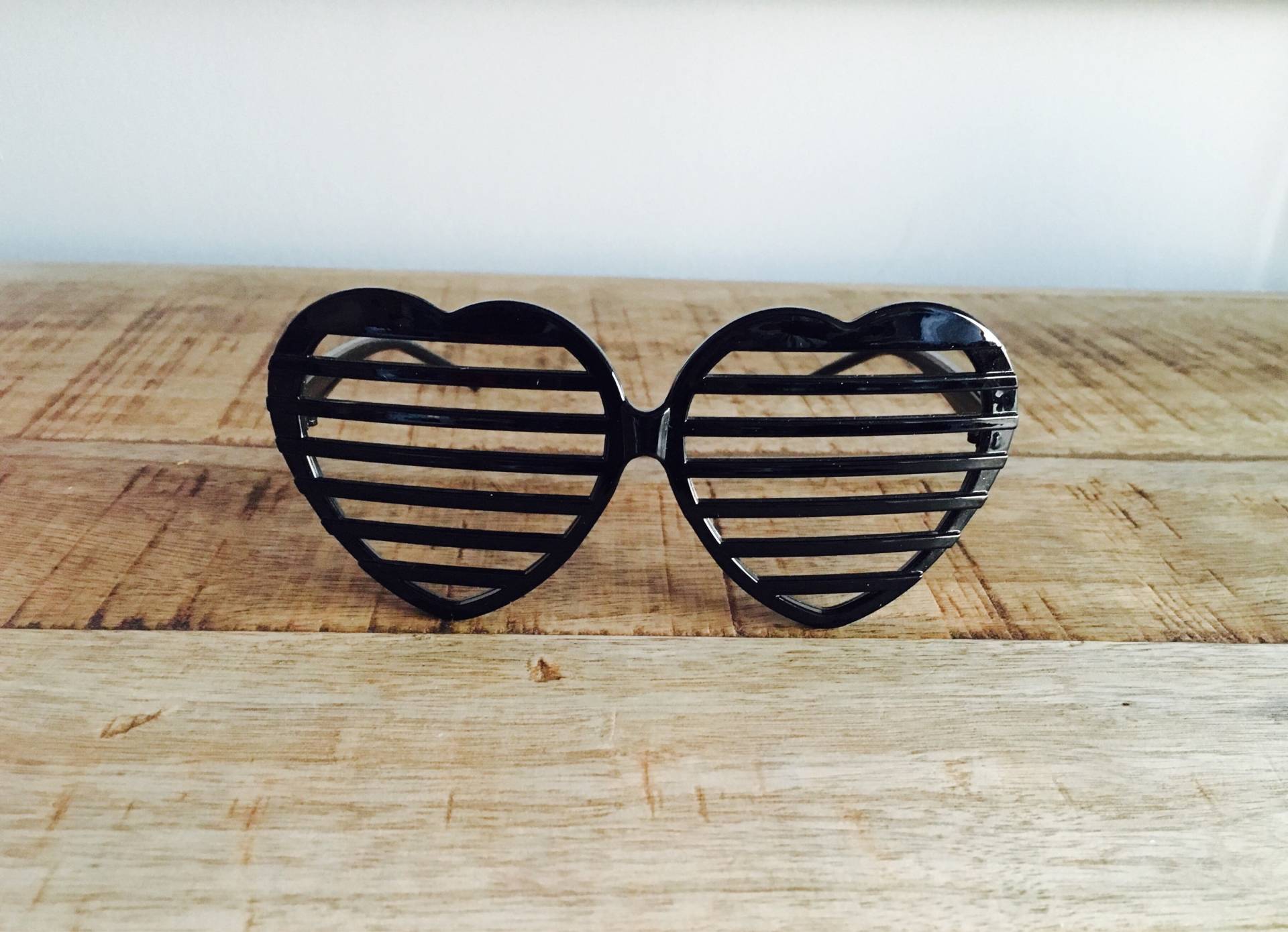 Vintage Shiny Black Hearts Belüftete Brille Vintage Shiny Black Hearts Belüftete Brille von VintageSilo