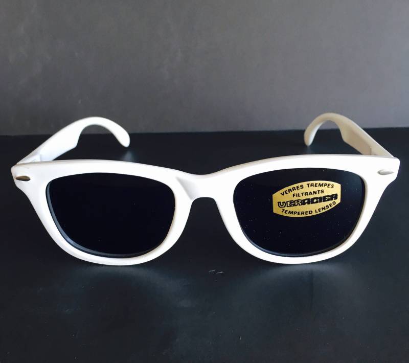 Vintage Shiny White Wayfarer Sonnenbrille Vintage Shiny White Wayfarer Sonnenbrille von VintageSilo