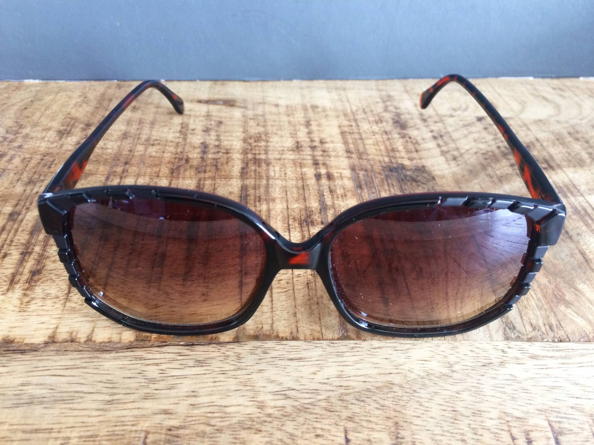 Vintage Sonnenbrille Mit Fünfeckigem, Dunklen Schildpatt-Design Vintage Sonnenbrille Mit Fünfeckigem, Dunklen Schildpatt-Design von VintageSilo