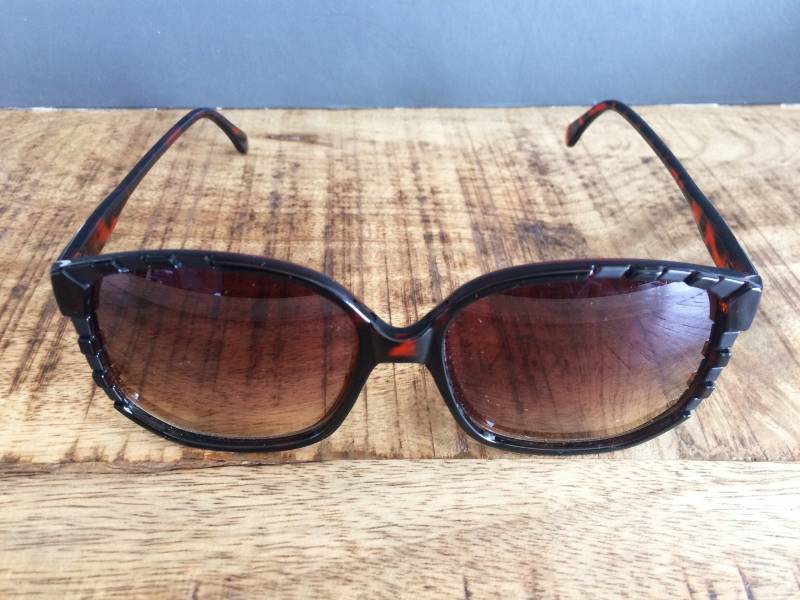 Vintage Sonnenbrille Mit Fünfeckigem, Dunklen Schildpatt-Design Vintage Sonnenbrille Mit Fünfeckigem, Dunklen Schildpatt-Design von VintageSilo