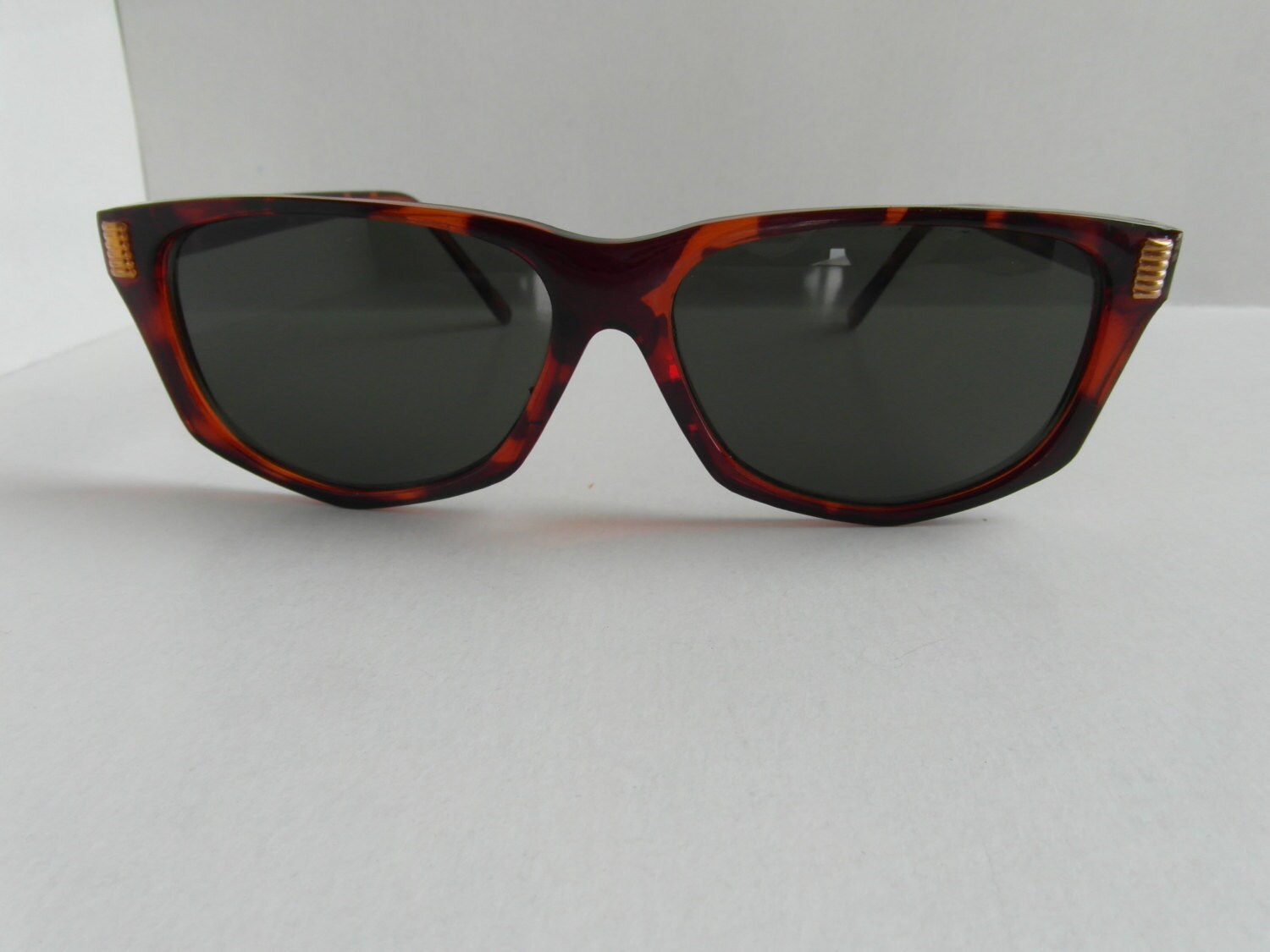 Vintage Sonnenbrille Mit Schildpatt - Und Goldmuster Vintage Sonnenbrille Mit Schildpatt - Und Goldmuster von VintageSilo