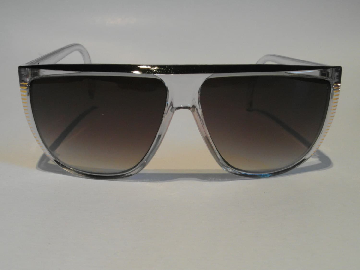 Vintage Sonnenbrille in D-Form Schwarz Und Gold Vintage Sonnenbrille in D-Form Schwarz Und Gold von VintageSilo