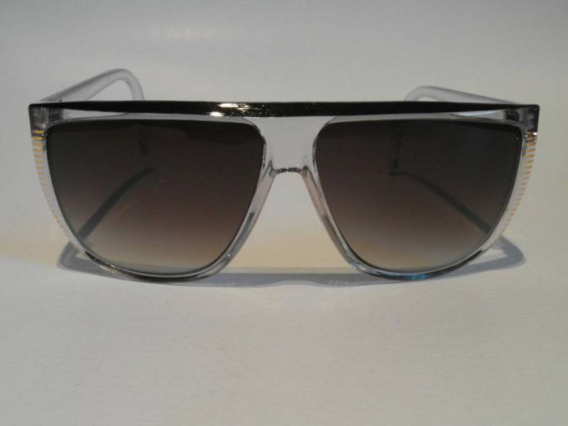 Vintage Sonnenbrille in D-Form Schwarz Und Gold Vintage Sonnenbrille in D-Form Schwarz Und Gold von VintageSilo