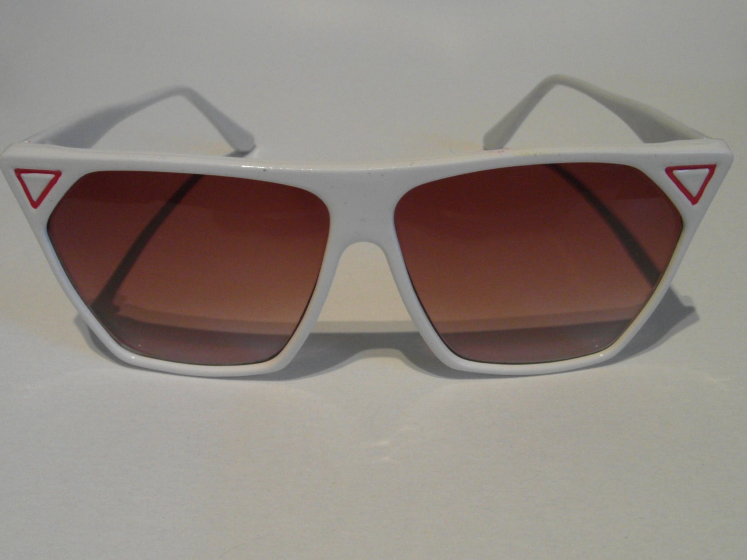 Vintage Weiß & Rote Dreiecke Fünfeckig Abgewinkelte Sonnenbrille Vintage Weiß & Rote Dreiecke Fünfeckig Abgewinkelte Sonnenbrille von VintageSilo