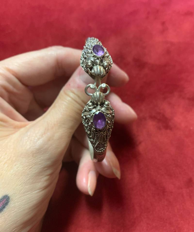 Hübscher Filigraner Schlangen-Design-Armreif Aus Sterlingsilber Mit Facettierten Amethyststeinen von VintageSixEstate