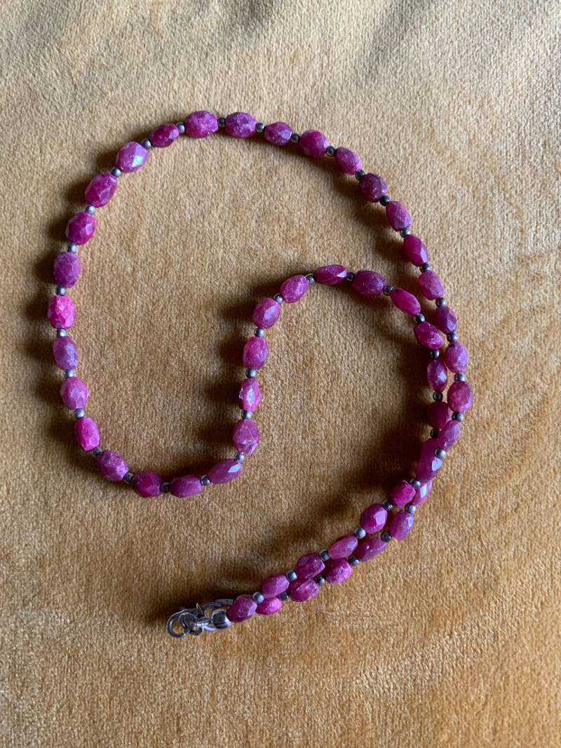 Zierliche Handgefädelte Halsspange Mit Facettierten Rohen Rubin - Und Sterlingsilberperlen von VintageSixEstate