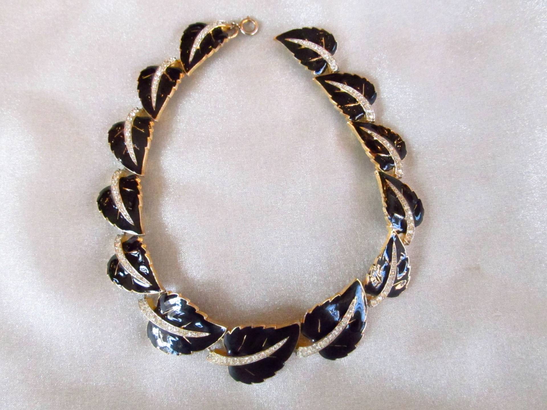 Schwarzes Blatt Strass Halskette Emaille & Gold Tone Schwarzes Blatt Strass Halskette Emaille & Gold Tone von VintageSpecialThings
