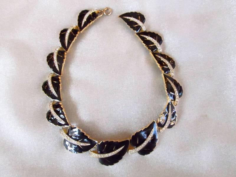 Schwarzes Blatt Strass Halskette Emaille & Gold Tone Schwarzes Blatt Strass Halskette Emaille & Gold Tone von VintageSpecialThings