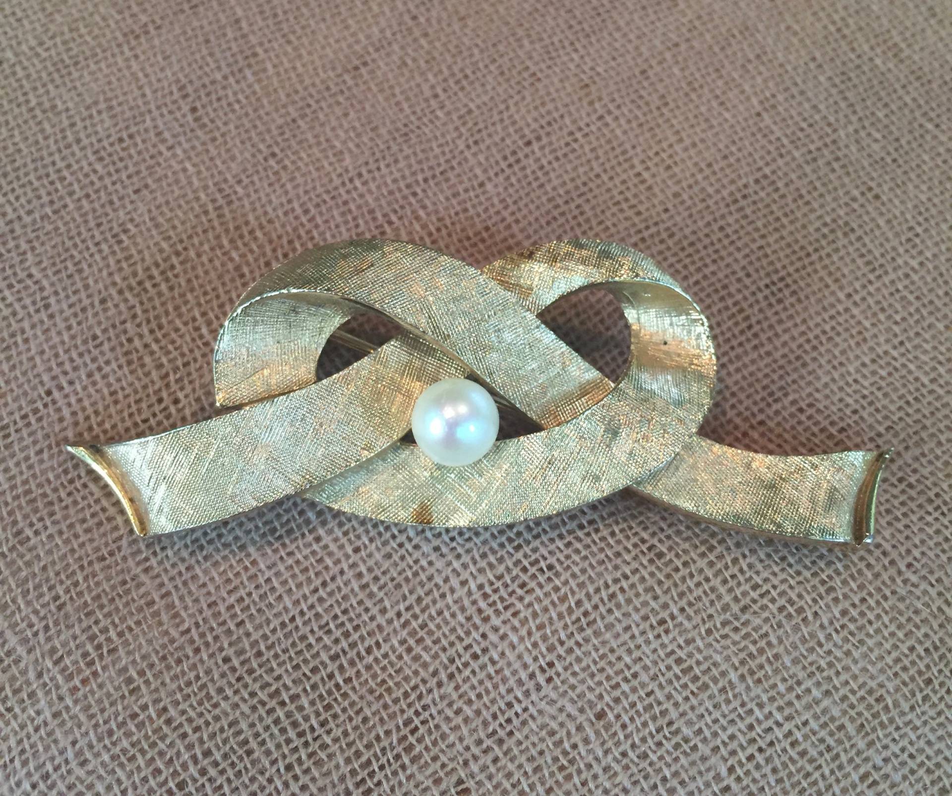 Capri Vintage Brosche Goldfarbene Knotenbrosche Mit Echter Perle von VintageSpiritDesigns