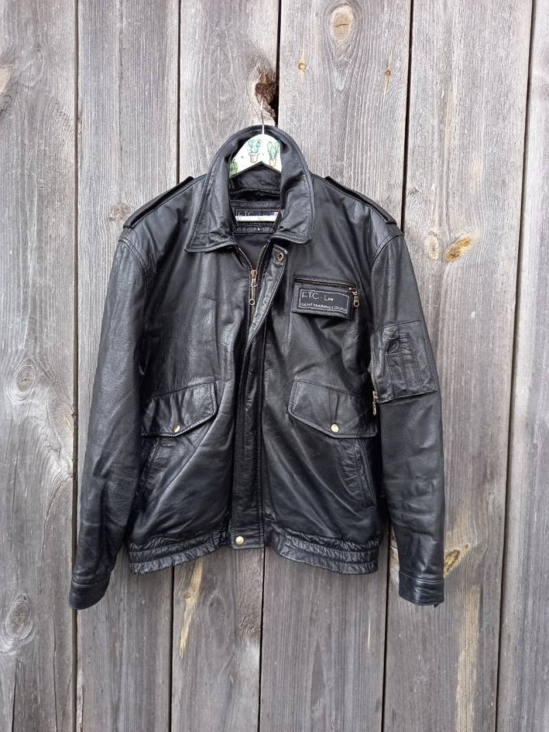 90Er Vintage Schwarz Leder Fliegerjacke Herren Flugtraining College Bomber Motorrad Retro Air Jacket Rocker Biker Größe L von VintageSpiritUA