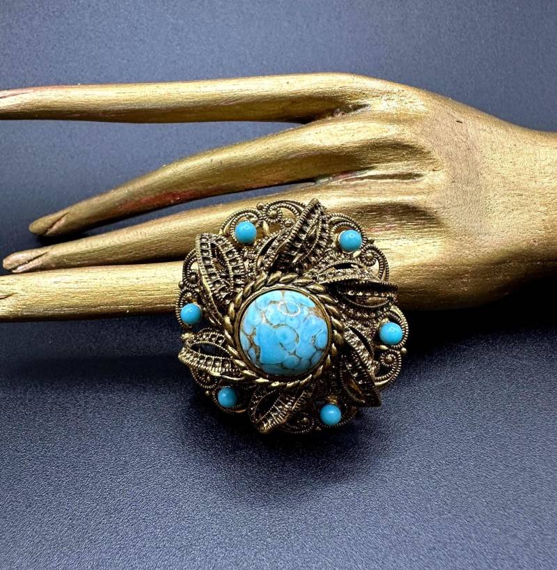 1940S Brosche Türkis Farbe Gasperlen Antike C Verschluss 4.5 cm Ø Barock Stil Brosche, Dunkle Goldfarbe Metall 1940S Brosche Türkis Farbe Gasperlen Antike C Verschluss 4.5 cm Ø Barock Stil Brosche, Dunkle Goldfarbe Metall von VintageStarsParis