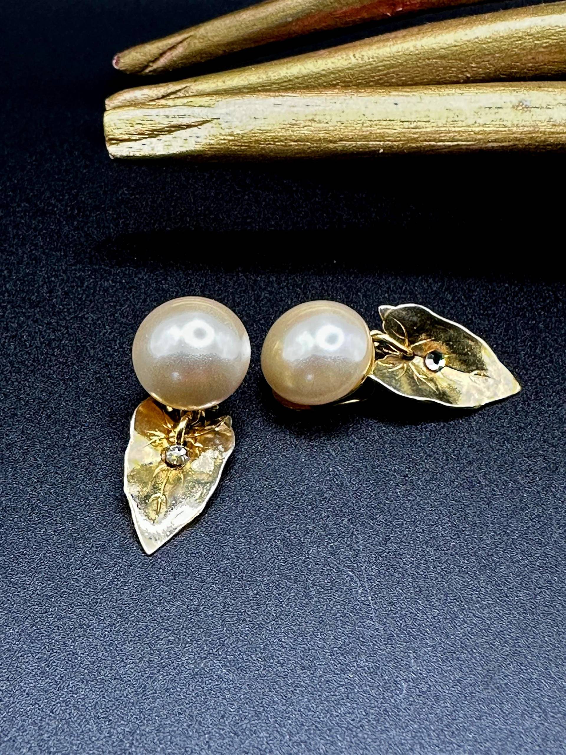 Amerik Glasperlen Ohrclips Vintage 1980S Strass Steine & Weiße Glasperle Verzierte, Am Signierte Efeu Blatt Clip Ohrringe, Doublé Vergoldet von VintageStarsParis