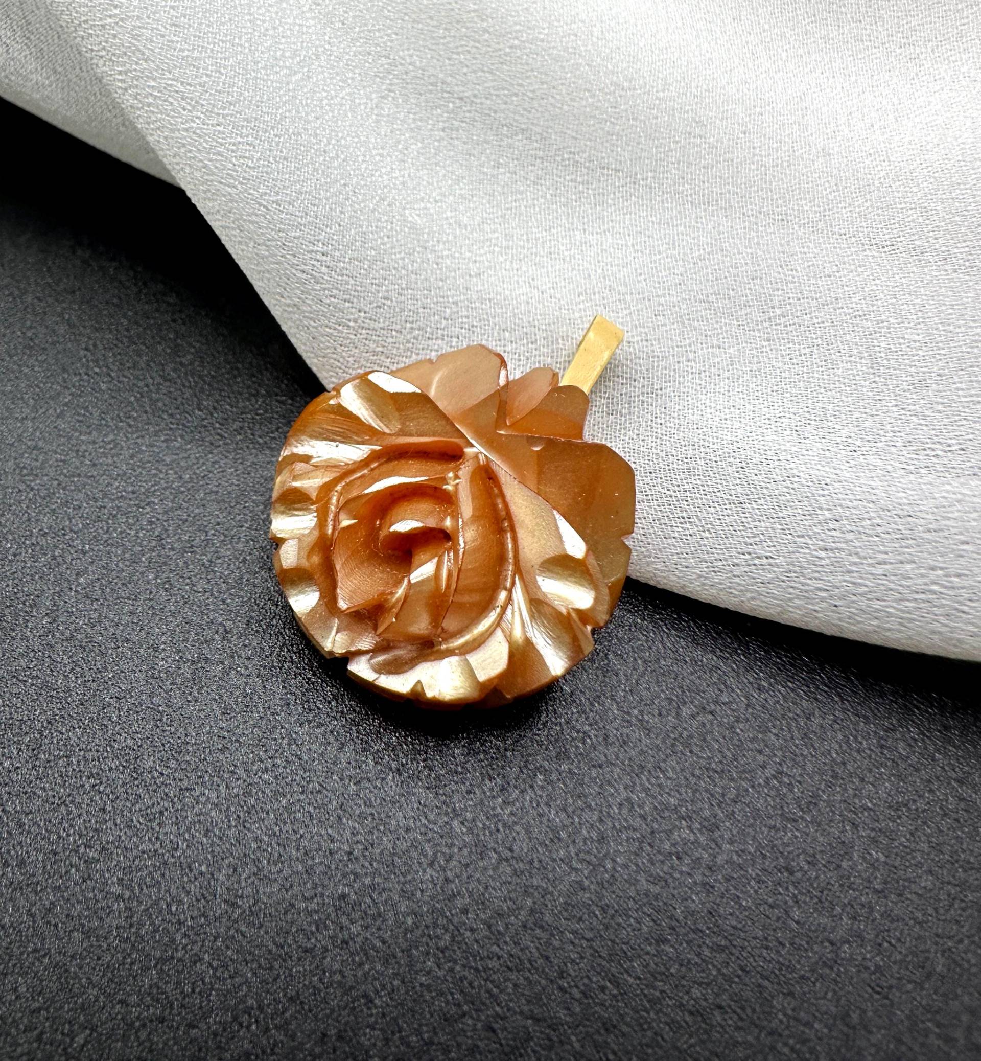 Antiker Bakelit Anhänger Für Eine Halskette, Hand Geschnitzter Rosen Blüten in Heller Lachfarbe, Die Oberfläche Ist Irisierend von VintageStarsParis