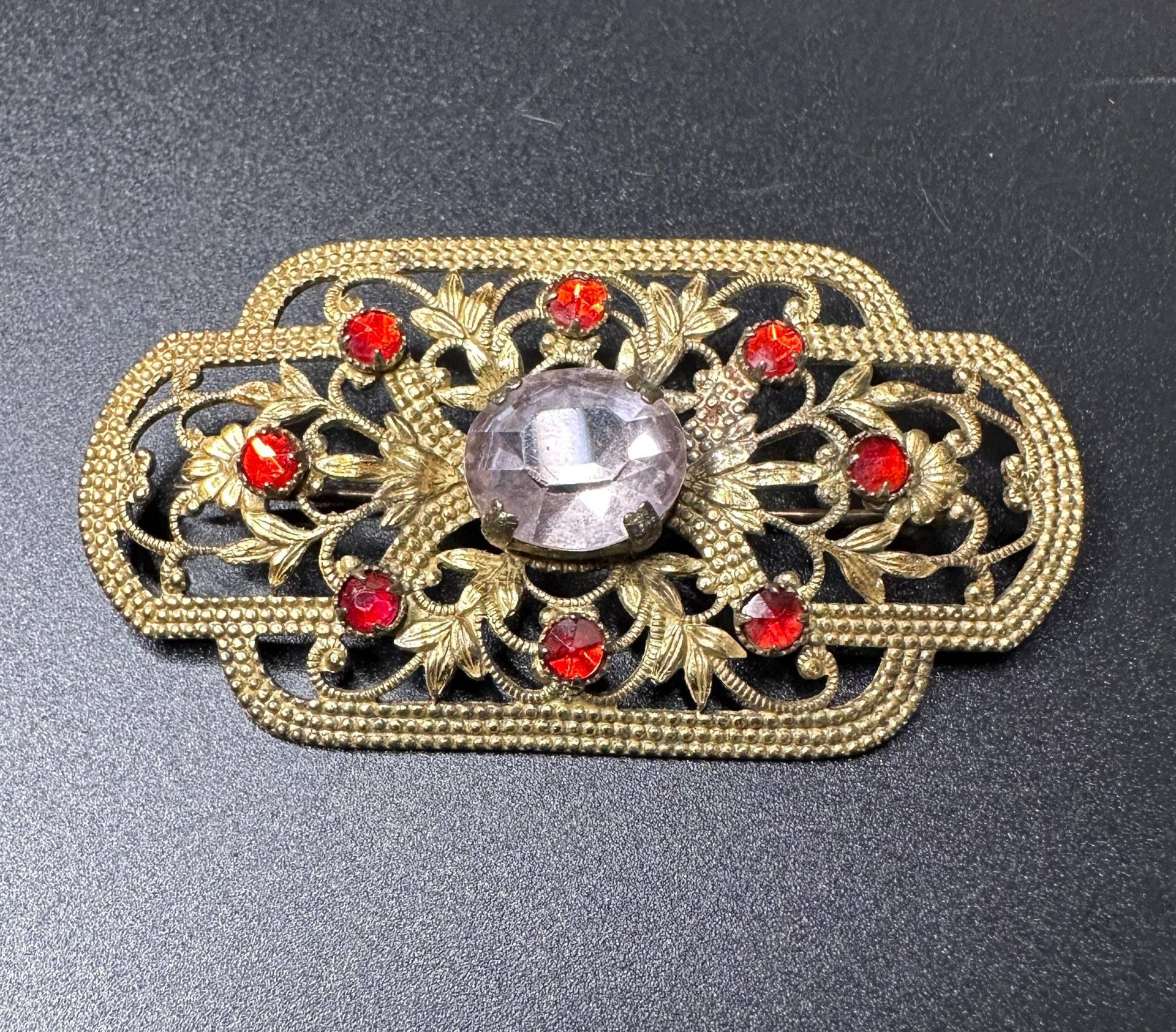 Art Deco Brosche Wundervolle 1930S - 1940S C Verschluss Mit Einem Lila Kristall Stein Und Orangeroten Strass Steinen, Filigran von VintageStarsParis