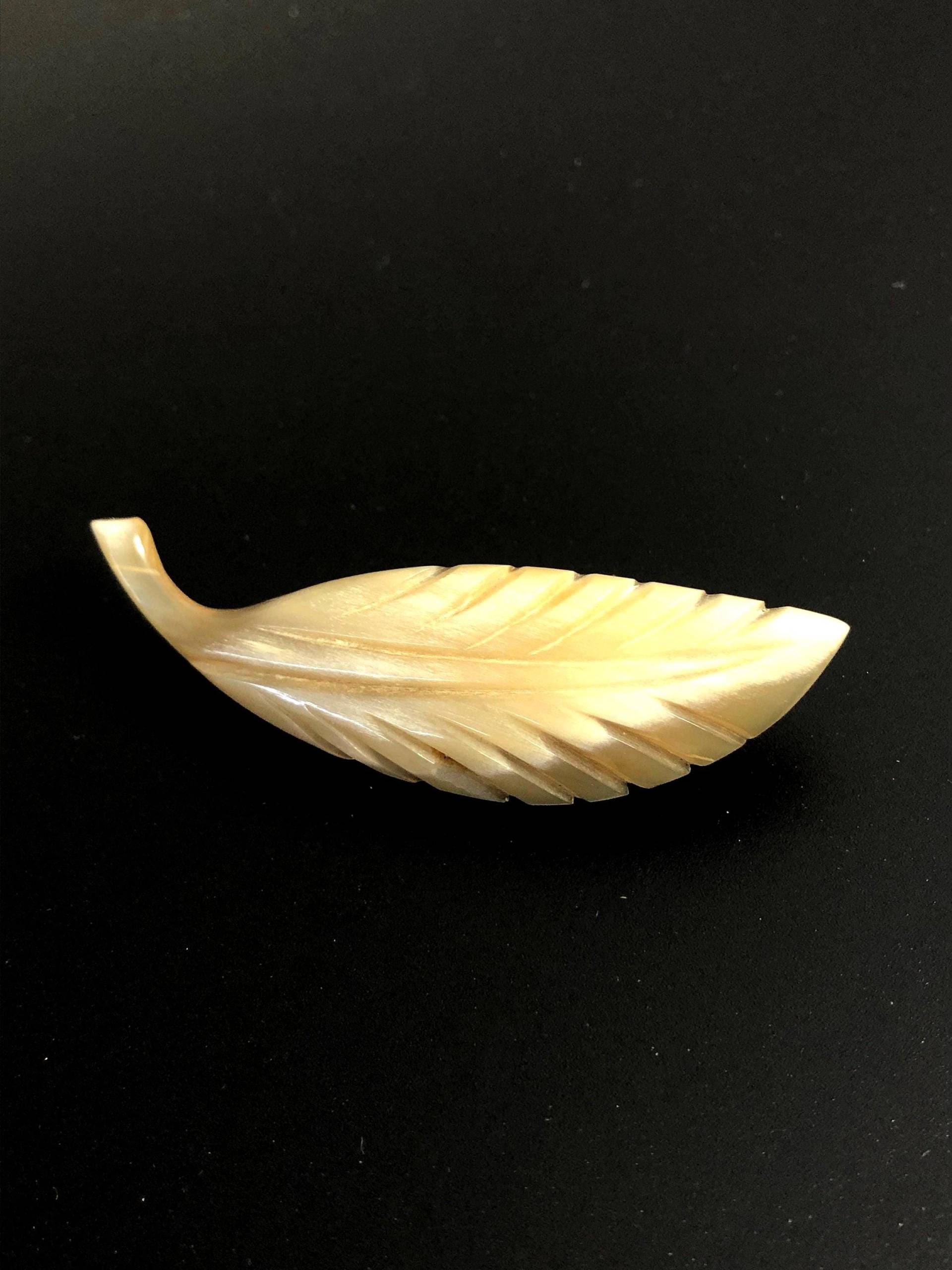 Bakelit Blatt Brosche Jugendstil Era 1950S Schmuckstück in Beige Und Heller Honig Farbe Marmoriert von VintageStarsParis