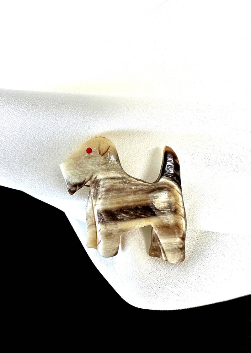 Bakelit Hunde Brosche Hand Geschnitzte Vintage 1960S Terrier Hund Brosche, Seltener Schmuck, Sammler Schmuckstück, Rar von VintageStarsParis