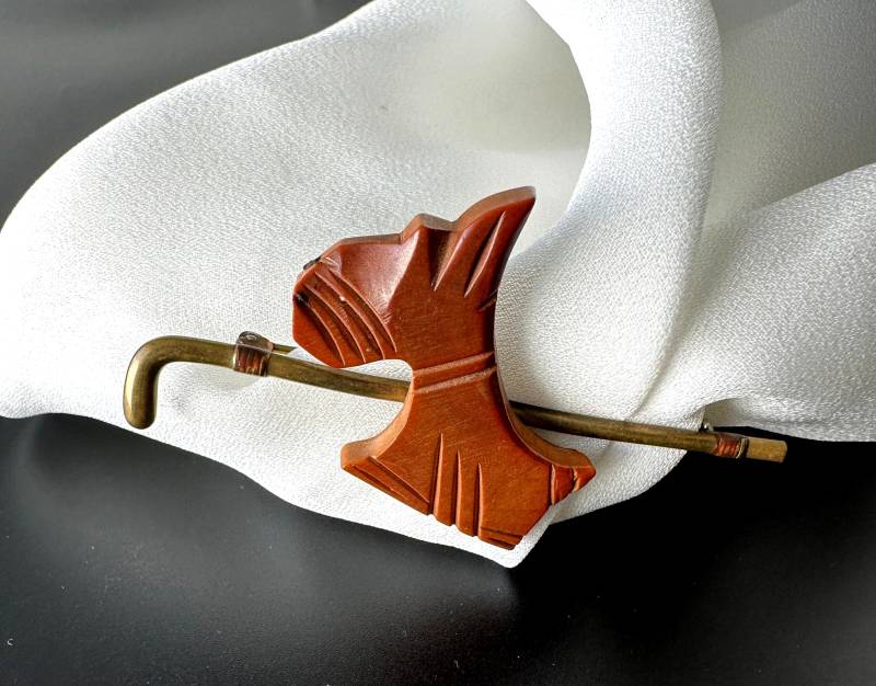 Bakelit Terrier Brosche Scottie Hund Hand Geschnitzt Art Deco Era Sammler Brosche, Selten Und Wunderschön von VintageStarsParis