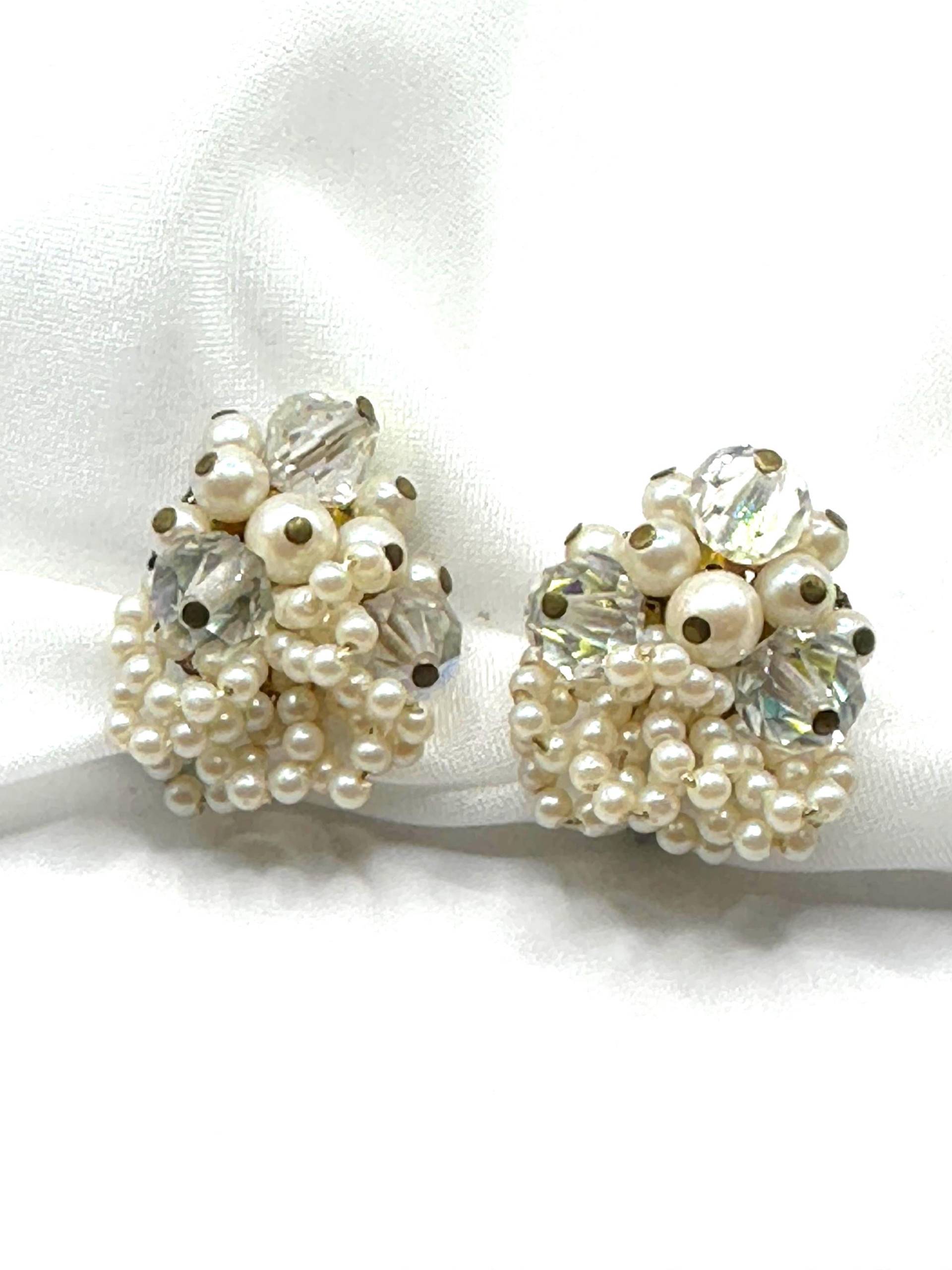 Brautschmuck Cluster Ohrclips Vintage 1950S Weiße Glasperlen Und Kristall Perlen Verzierte, Einzigartig Schöne, Sehr Elegante Clip Ohrringe von VintageStarsParis