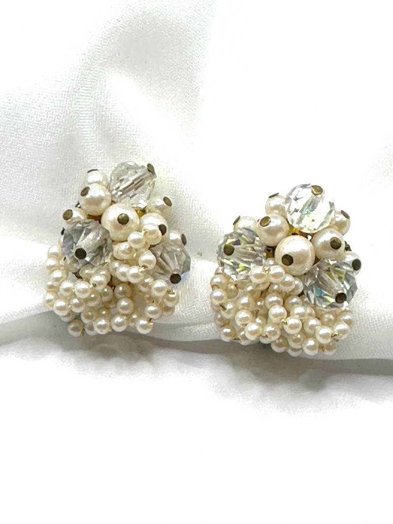 Brautschmuck Cluster Ohrclips Vintage 1950S Weiße Glasperlen Und Kristall Perlen Verzierte, Einzigartig Schöne, Sehr Elegante Clip Ohrringe von VintageStarsParis