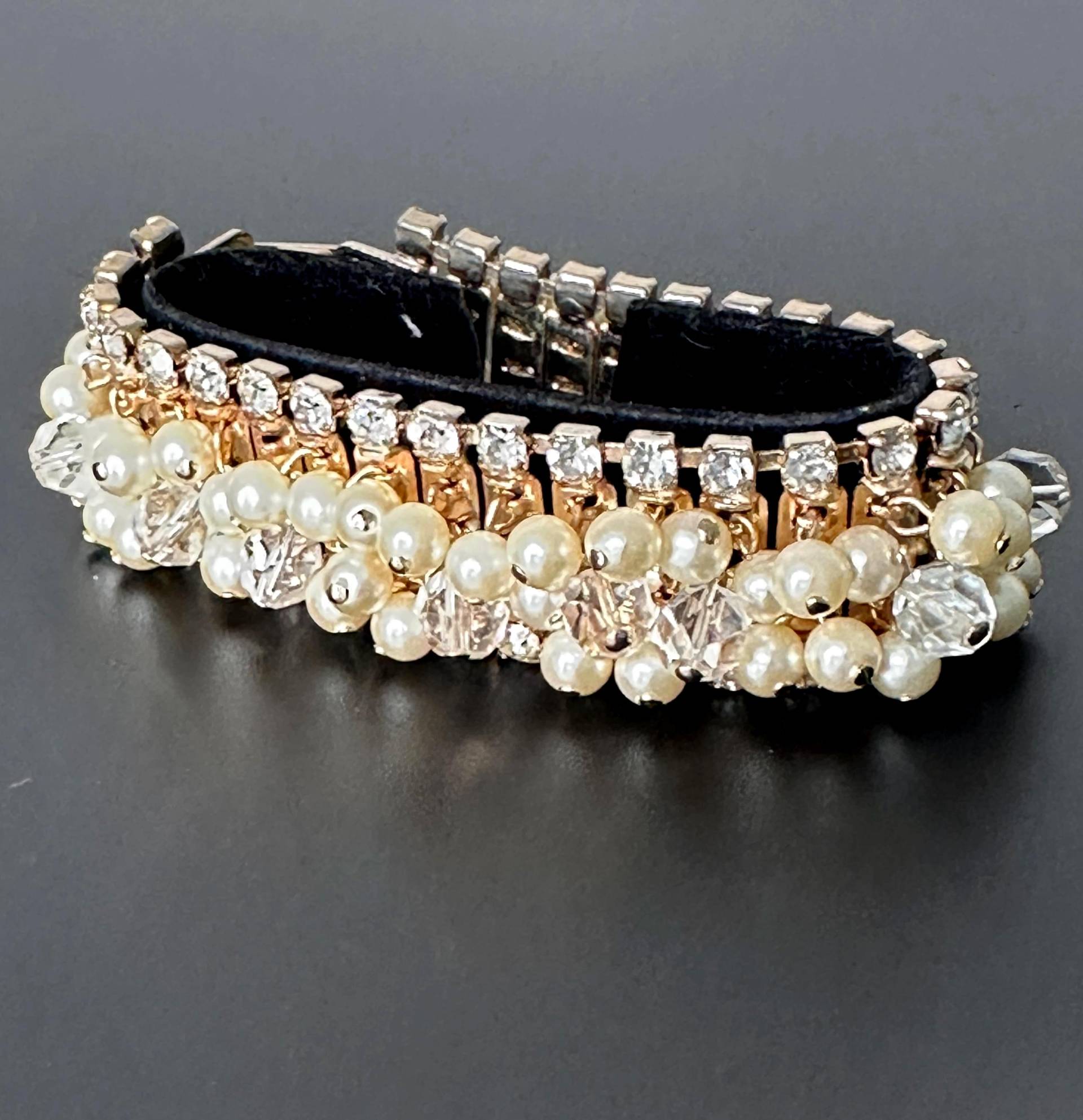 Cha-Cha Armband Vintage 1960S Cocktail Party Glamour Mit Weißen Glasperlen Und Klaren Strass Steinen von VintageStarsParis