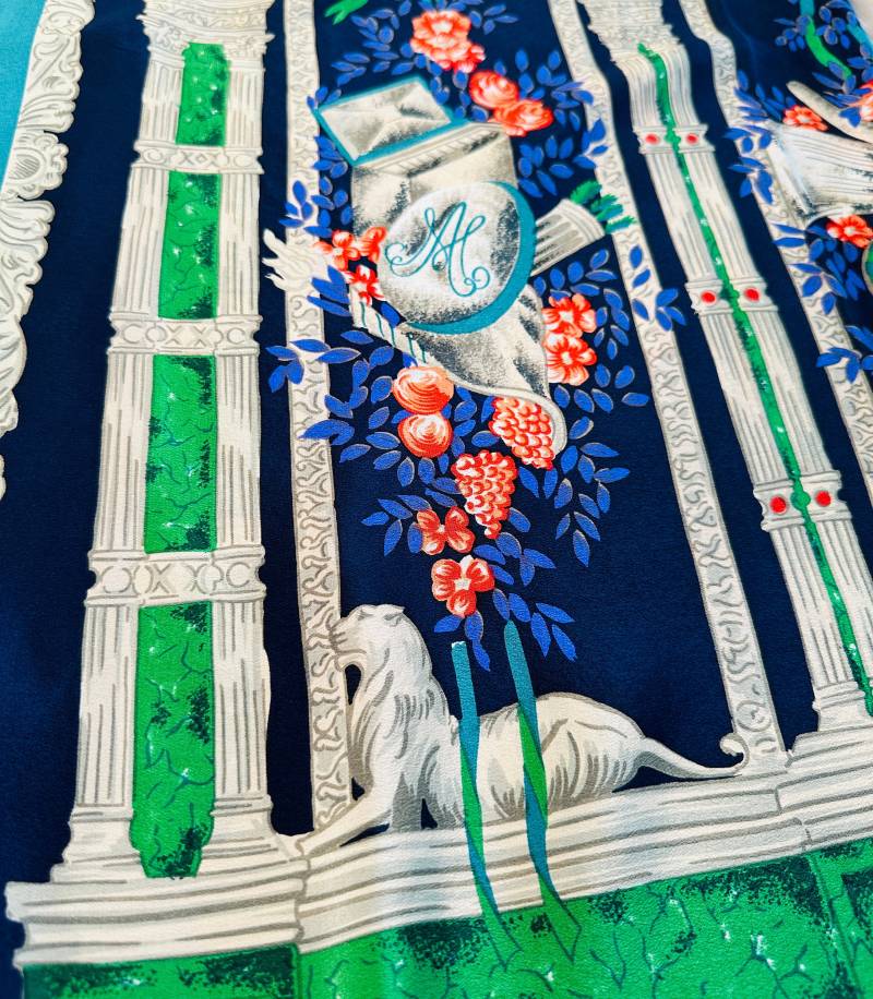 Christian Fischbacher Seidentuch Vintage Designer Halstuch Aus Seide Mit Säulen Statuen Blumenranken Löwen von VintageStarsParis