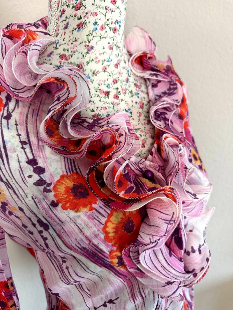 Cocktail Party Bluse Original Vintage 1960S Mohnblumen Und Lavendel Design Damenbluse Für Festliche Anlässe Mit Langen Plissée Ärmel Cocktail Party Bluse Original Vintage 1960S Mohnblumen Und Lavendel Design Damenbluse Für Festliche Anlässe Mit Langen Plissée Ärmel von VintageStarsParis