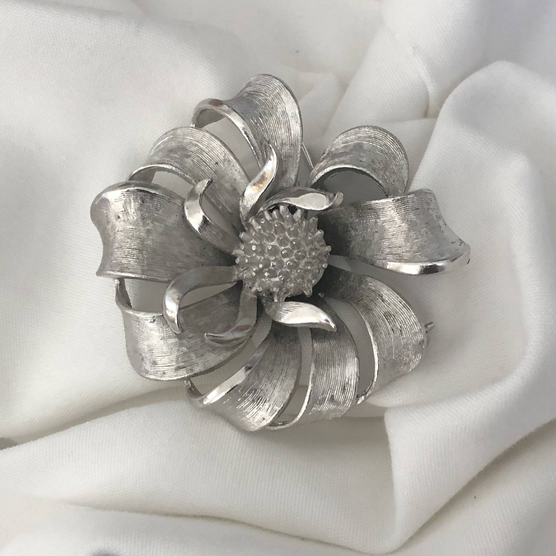 Coro Signierte Brosche Edel Matt Gebürstete Vintage Designer Brosche, Einzigartig Schön Schmückend, 5.5 cm Ø von VintageStarsParis