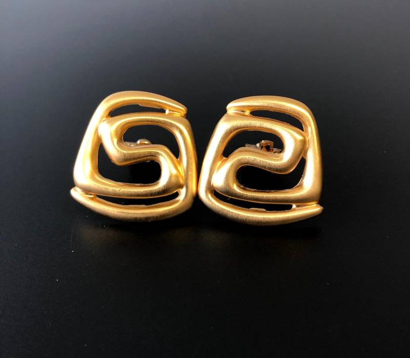 Anne Klein Ohrclips Haute Couture Designer Ak Signierte, Edel Matt Vergoldete, Hochwertige, Einzigartig Schöne Vintage 1980S Clip Ohrringe von VintageStarsParis