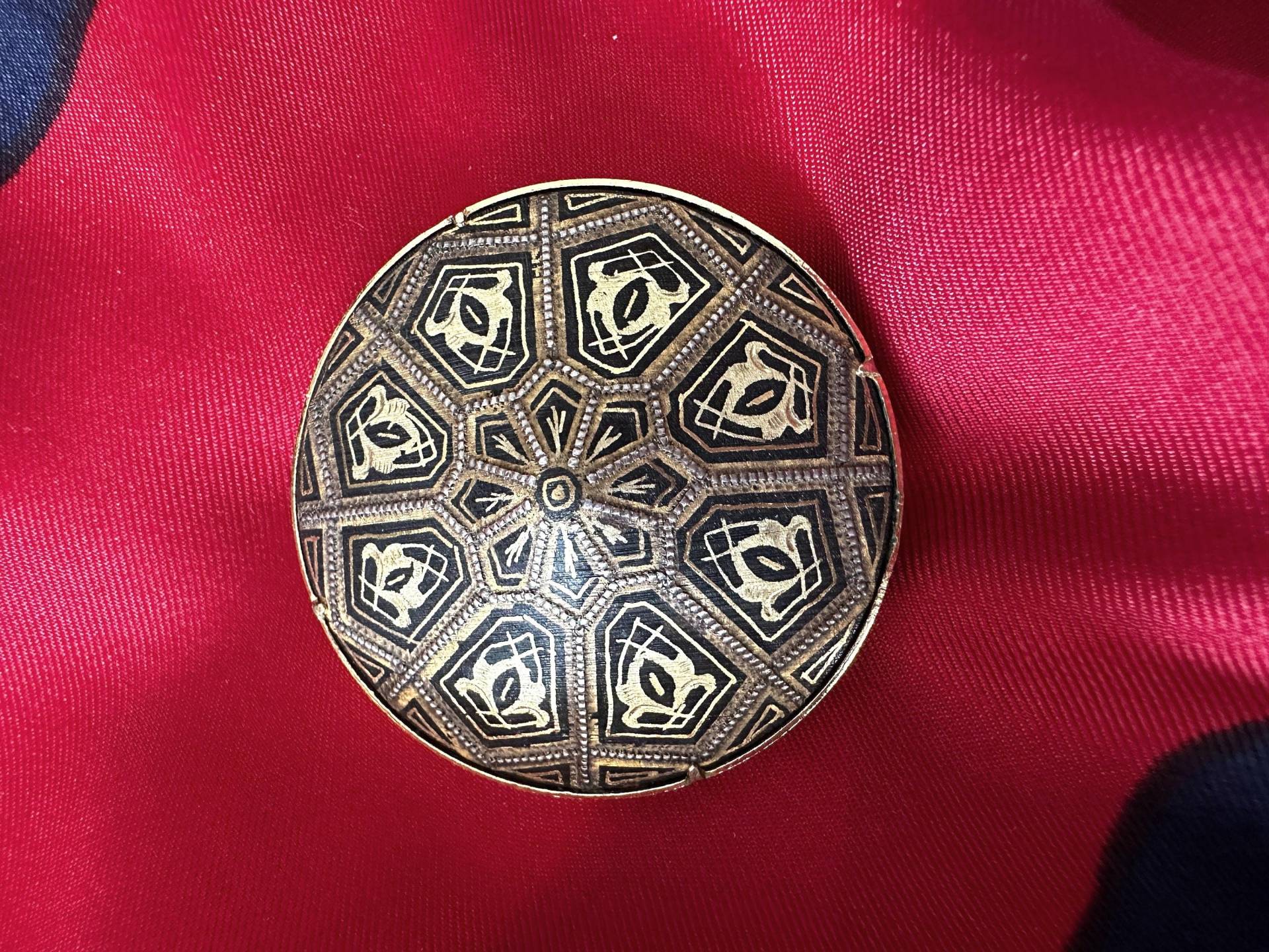 Damaszierte Vintage Brosche Der 1950Er Jahre, Wunderschöne Künstler Handarbeit Von Damals, Nicht Markiert, Aber 18K Vergoldet, 4 cm Ø von VintageStarsParis