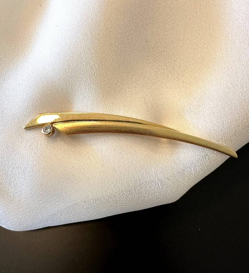 Designer Amerik Brosche Vintage 1970S Abstrakte, Hauch Leichte, Edel Matt Und Glänzend Doublé Vergoldete Brosche, 7.4 cm Lang Designer Amerik Brosche Vintage 1970S Abstrakte, Hauch Leichte, Edel Matt Und Glänzend Doublé Vergoldete Brosche, 7.4 cm Lang von VintageStarsParis