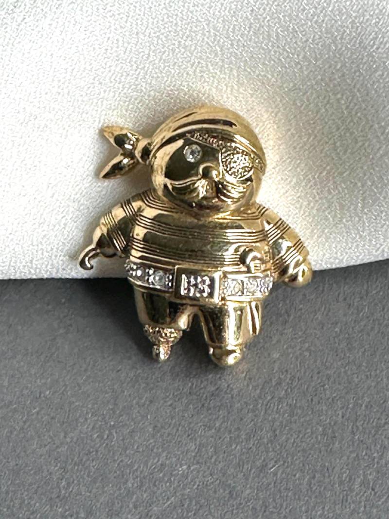 Designer Pirat Krawattennadel Mit Holzbein Und Augenkappe Pin Brosche, Strass Verzierter, Hochwertiger Pl Pierre Lang Signierter Designer Pirat Krawattennadel Mit Holzbein Und Augenkappe Pin Brosche, Strass Verzierter, Hochwertiger Pl Pierre Lang Signierter von VintageStarsParis