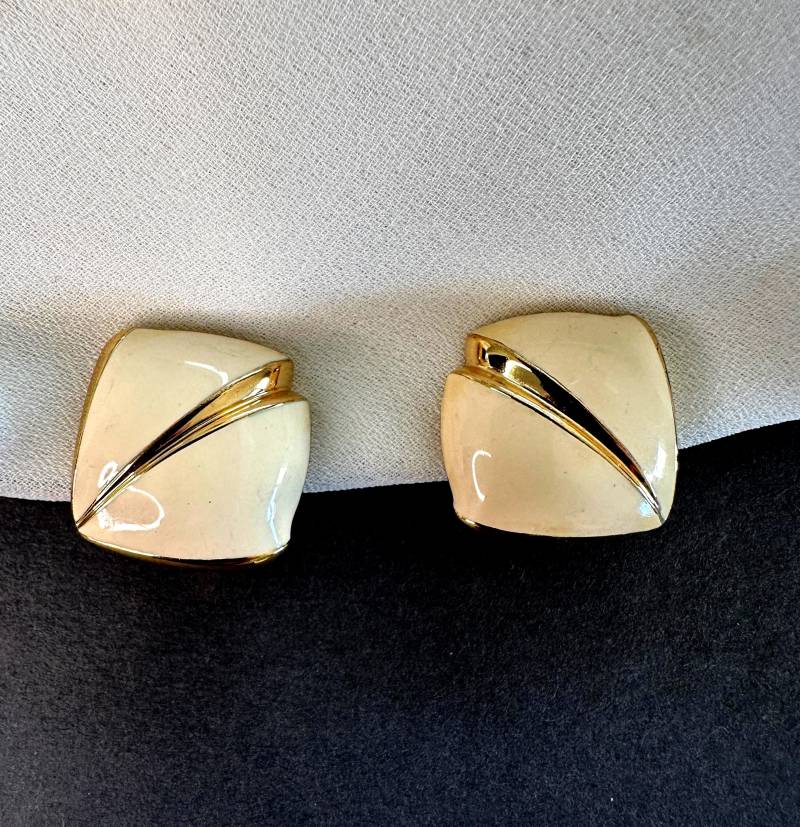 Designer Soleil Ohrclips Signierte, Zeitlos Schöne, Creme Beige Emaillierte Vintage 1980S Clip Ohrringe von VintageStarsParis