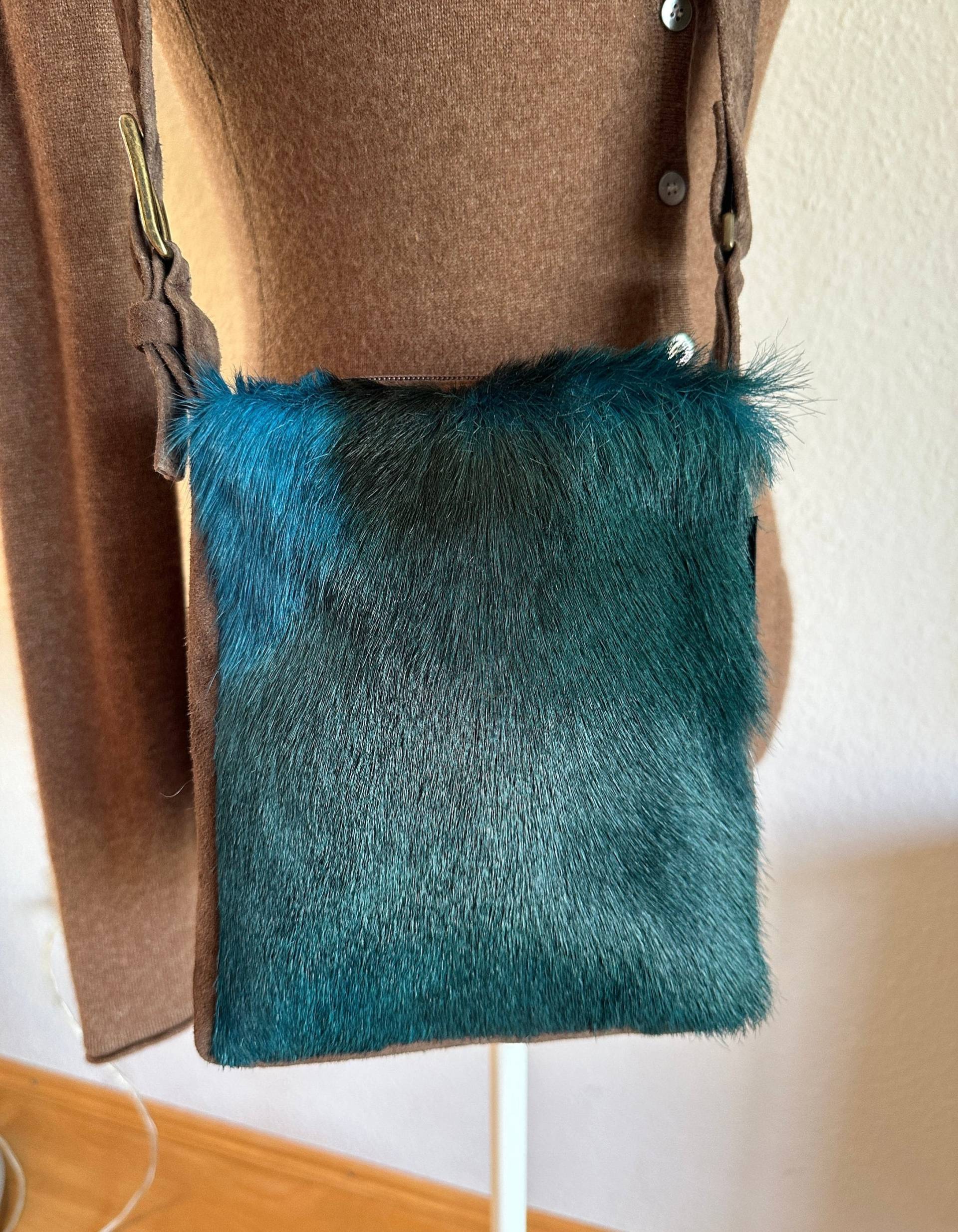 Dunkeltürkise Fell Umhängetasche Echt Leder Vintage Schultertasche Petrol Farbe Und Braun von VintageStarsParis